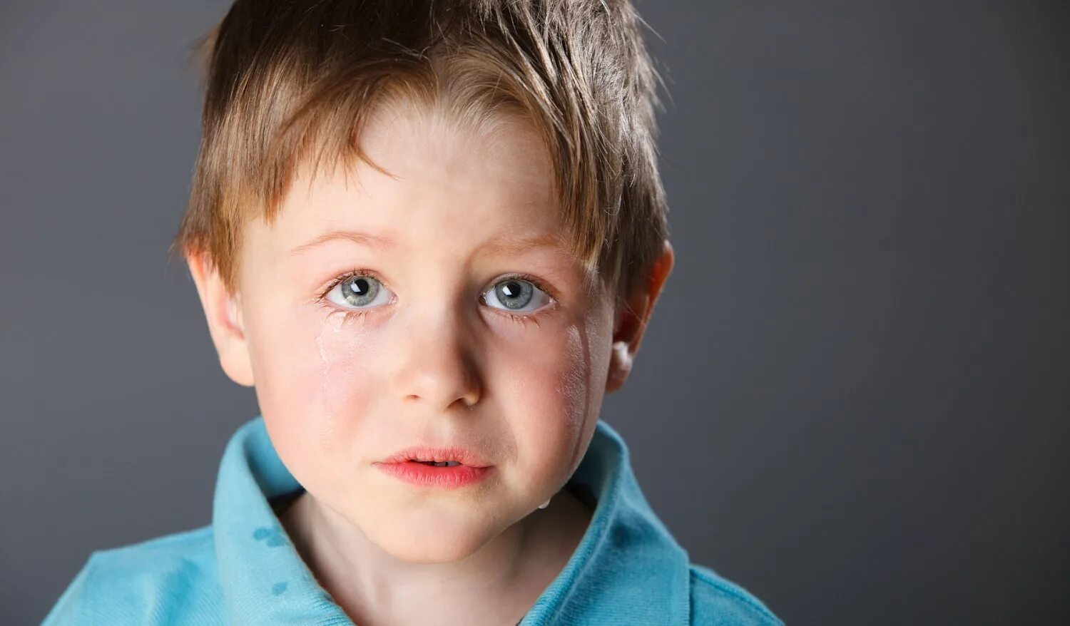 Плачущая девочка. Мальчик орет. Маленькая девочка плачет. Ребенок. Лицо плачущего школьника.