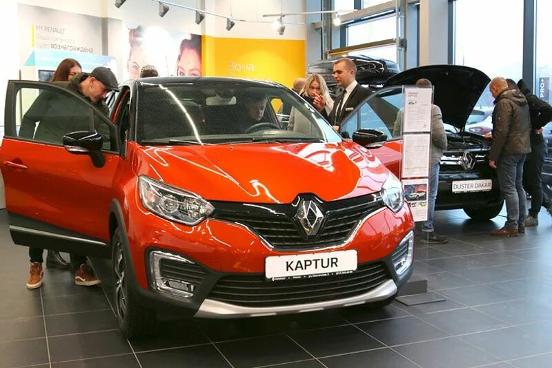 Renault белоруссии. Рено автосалон в Казахстане. Машина в салоне Рено 2500000 миллиона.