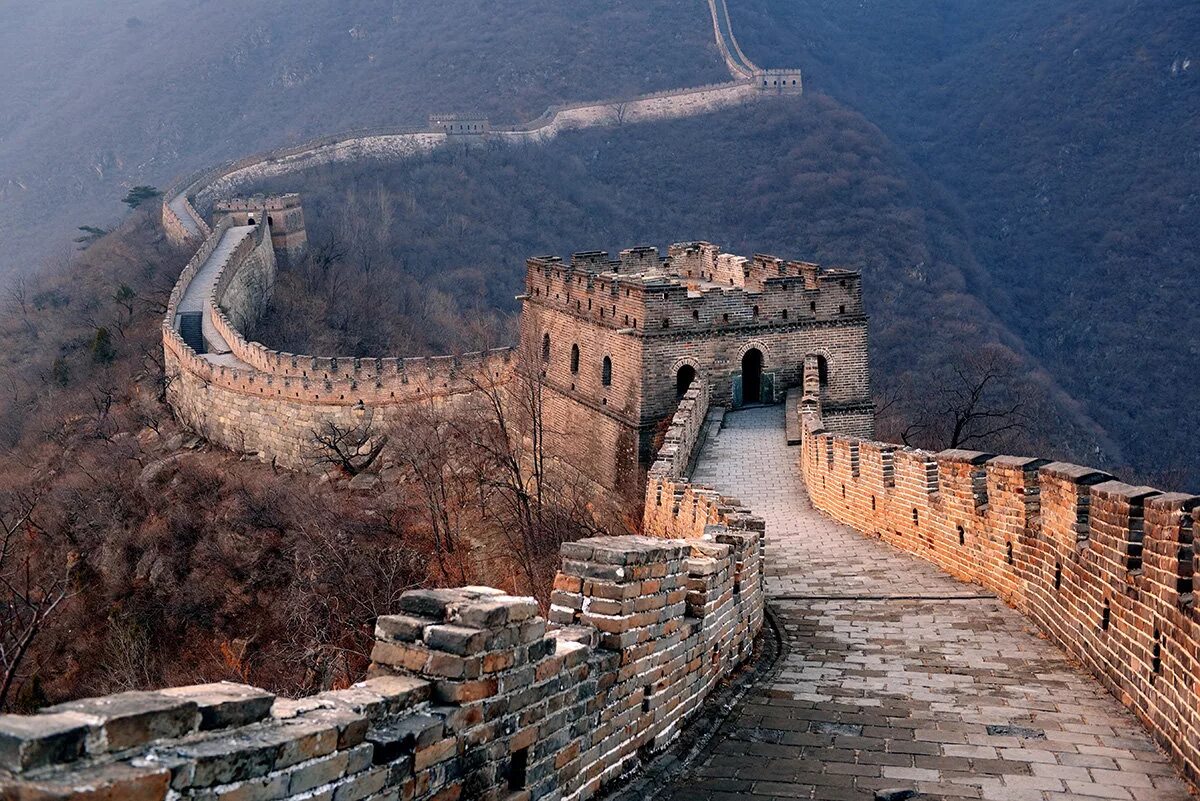 Китайская стена. Великая китайская стена Пекин. Великая китайская стена цинхай. Участок Великой китайской стены Мутяньюй. Великая китайская стена бойницы.