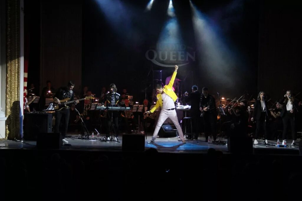 Группа квин и симфонический оркестр. Квин симфонический оркестр. Квин симфония. Квин симфонический оркестр. Queen symphony москва крокус.