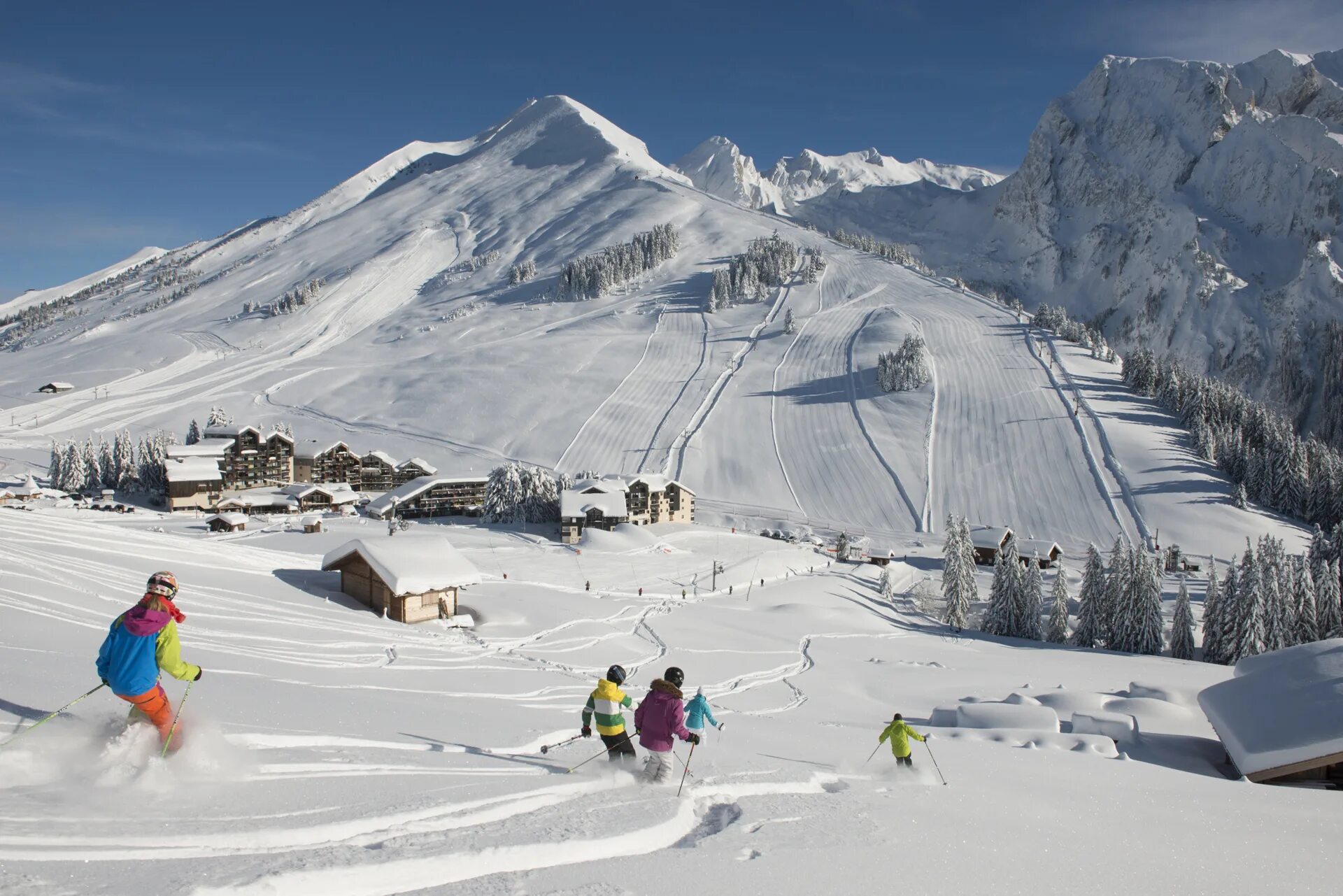 Дешевый горнолыжный. Альпы горнолыжка. La Clusaz горнолыжный курорт. Альпы лыжные курорты. Горные лыжи Альпы.