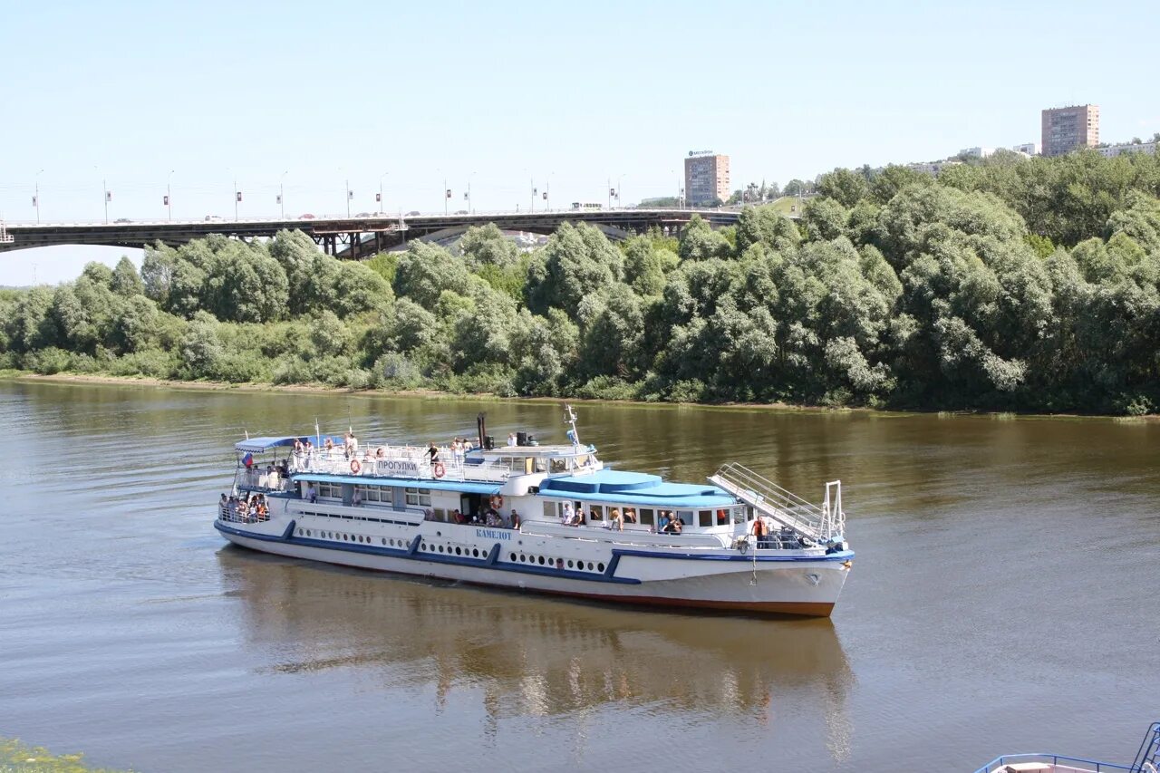 Прогулки на теплоходе в нижнем новгороде. Речные прогулки в Нижнем Новгороде. Теплоход Камелот Нижний Новгород. Прогулка на теплоходе Нижний Новгород. Теплоход Нижний Новгород прогулочный.