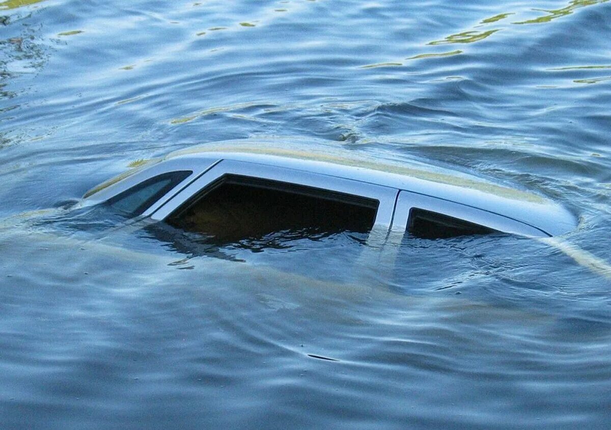 Падали машины в воду. Машина тонет. Машина в воде. Машина в озере.