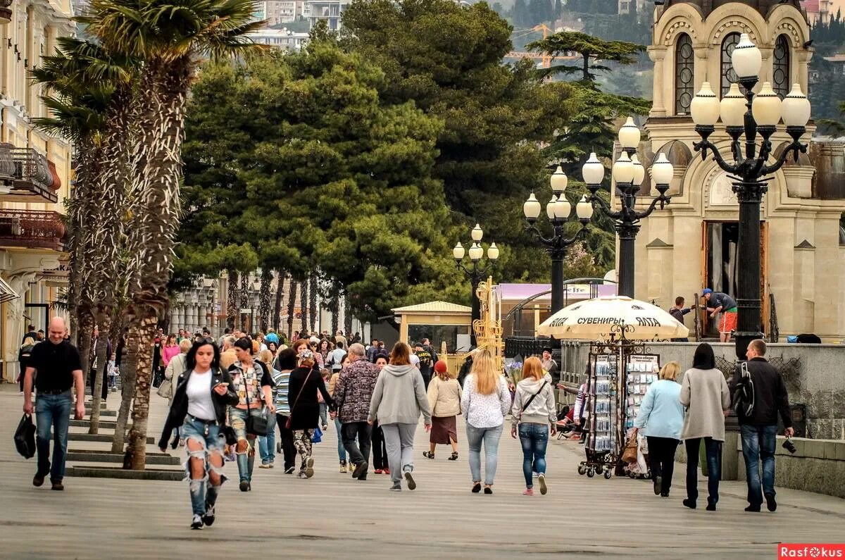 Температура в ялте сегодня. Ялта Ялта набережная 2021. Ялта Центральная набережная. Набережная им Ленина Ялта. Ялта центр набережная.