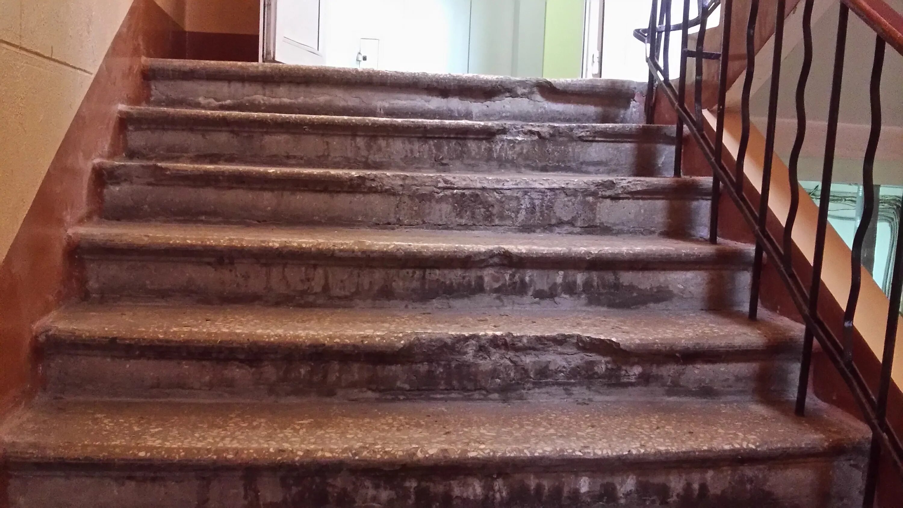 Сколы на ступенях лестницы. Трещины на ступенях. Бетонная лестница в подъезде. Сколы на ступенях лестничных маршей.