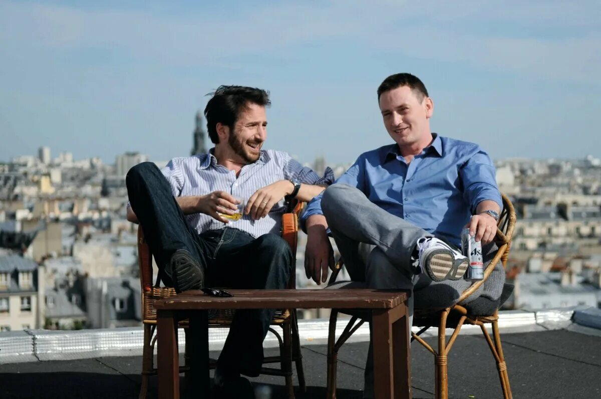 в. разговор двух приятелей. двое мужчин беседуют. два друга общаются. разговор двух людей.