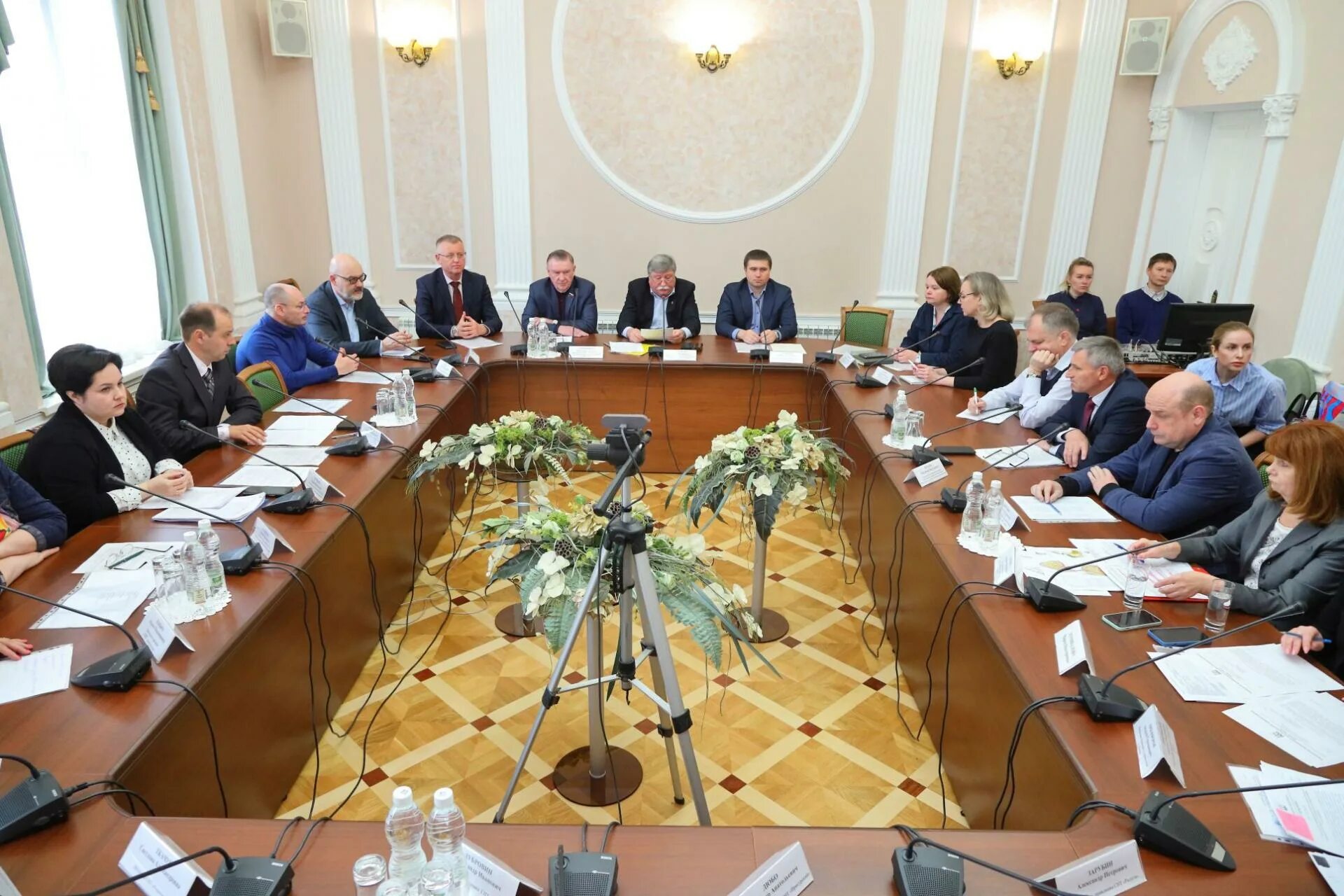 Большие собрания. Заседание общества. Собрание правления. Акционеры фото. Руководитель компании на совещании.
