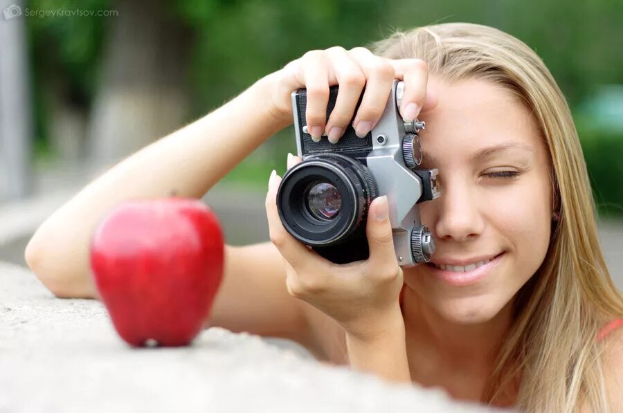 Фотокурсы для начинающих фотографов. Ошибки начинающих фотографов. Акопян как фотографировать людей. Человек с фотоаппаратом. Снимки начинающих фотографов.