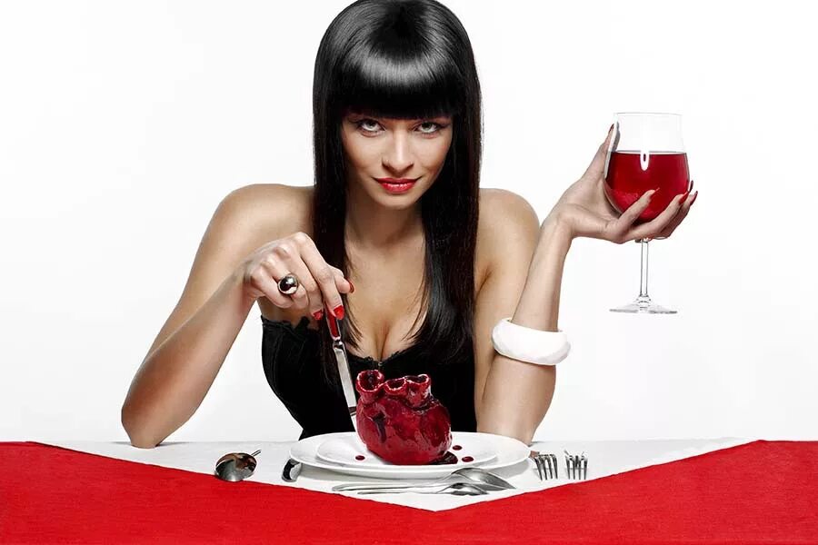 красивая улыбка. рэкуэл уэлч. женщина соглашается. дама согласилась. королева на шахматной доске.