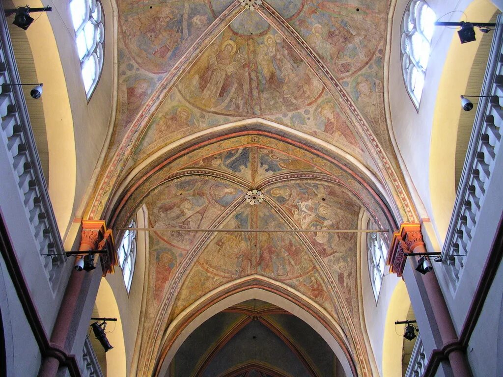 Крестовый нервюрный свод. Церковь св кириака в гернроде план. Стрельчатые арки романский стиль. Перекрытие в романском стиле. Средокрестие-трансепт.