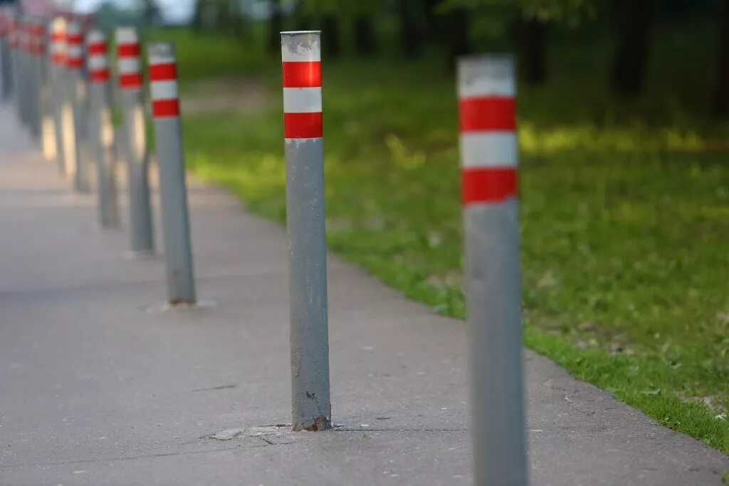 Столбик антипарковочный металлический. Столбики на тротуаре. Парковочные столбики. Антипарковочные столбы. Столбик добрей