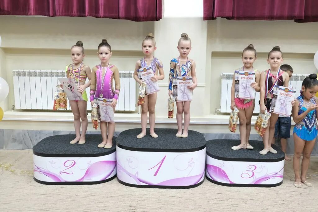 арина аверина на пьедестале. пьедестал для награждения спортсменов. спортивный пьедестал для награждения. первенство санкт-петербурга по художественной гимнастике. гимнастика пьедестал.