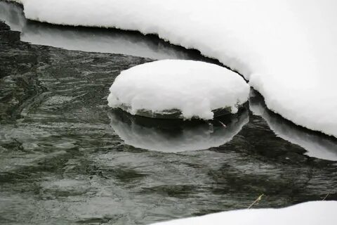 Исчезают последние островки снега и на свет