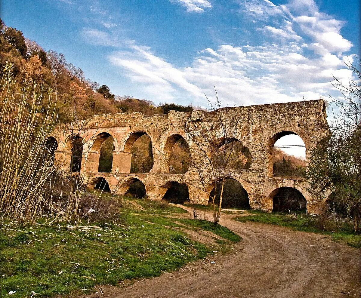 Акведук Римский водопровод. Акведуки в древнем Риме. Акведук Траяна. Виадук древний Рим.