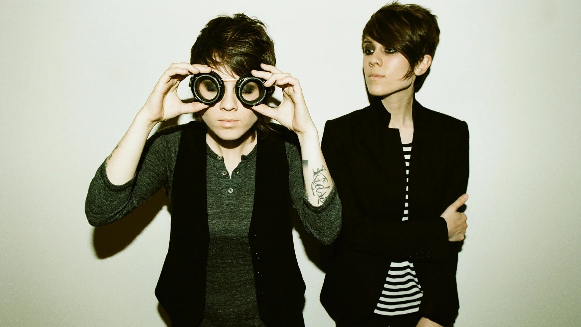 Him sarah and. Tegan and Sara. Группа Tegan and Sara. Tegan and Sara 2022. Tegan Tate.