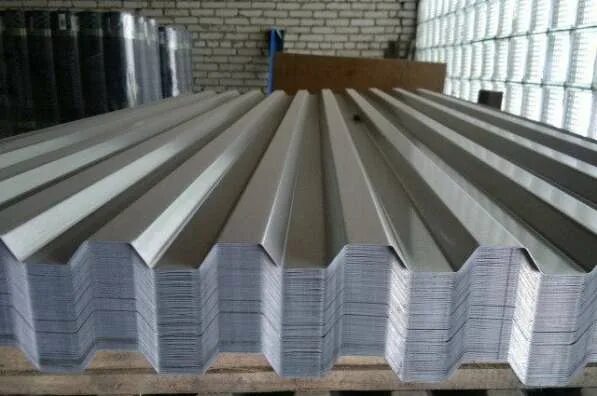 Профлист дмитров. Закрытие низа забора из профнастила плоским шифером. Профнастил с10 рал 5005. Бордовый забор. Профнастил с10 ral 6005.