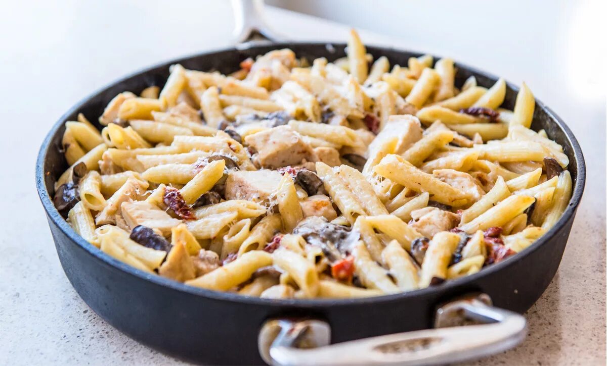 Приготовление курицы макароны. Паста пенне с курицей и грибами. макароны по флотски с грибами шампиньонами. рожки с курицей. макароны с грибами и сыром.