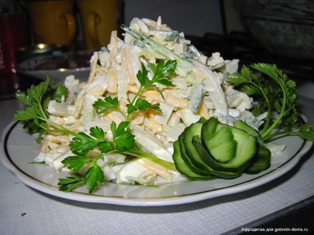 Салат с кальмарами капустой и огурцом. Салат летучий голландец с кальмарами. салат с кальмарами и яйцом и огурцом. салат с кальмарами и яйцом. салат с кальмарами и огурцами свежими.