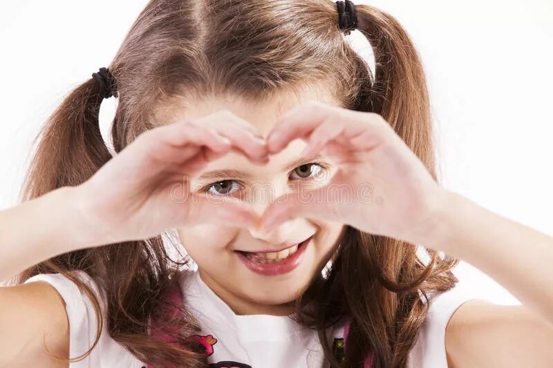 Сделайте из ребенка человека. Ребенок показывает сердце. Ребенок показывает сердечко. Девочка показывает сердечко. Дети показывают сердечко руками.