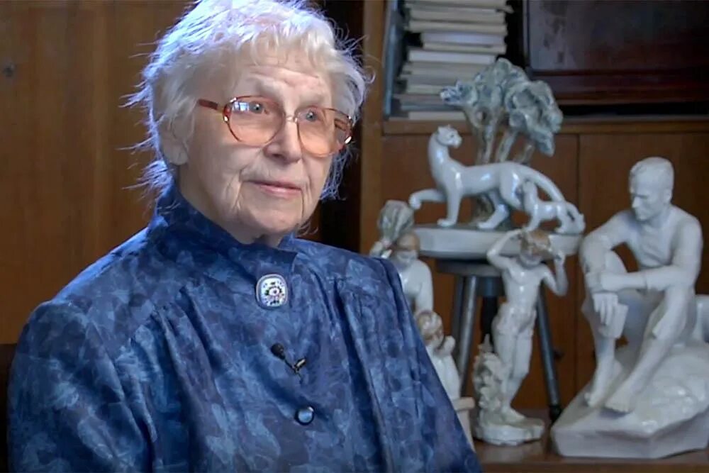 99 лет человеку. Бабушка 99 лет. Пожилая женщина улыбается. Старый дедушка. Пожилой немец.