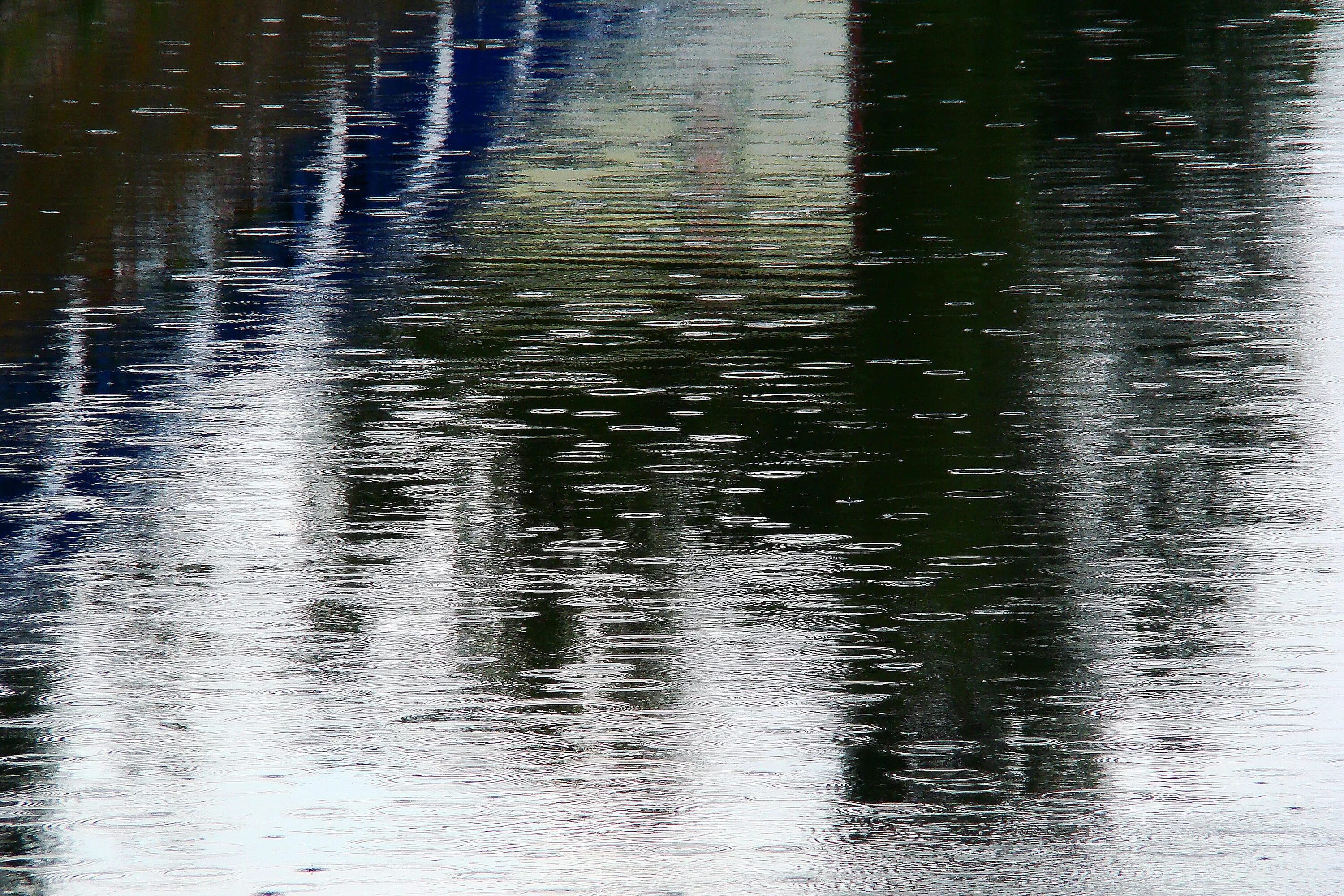 мелкие осадки. дождь из стекла. мелкие осадки. дождь. дождик моросит.