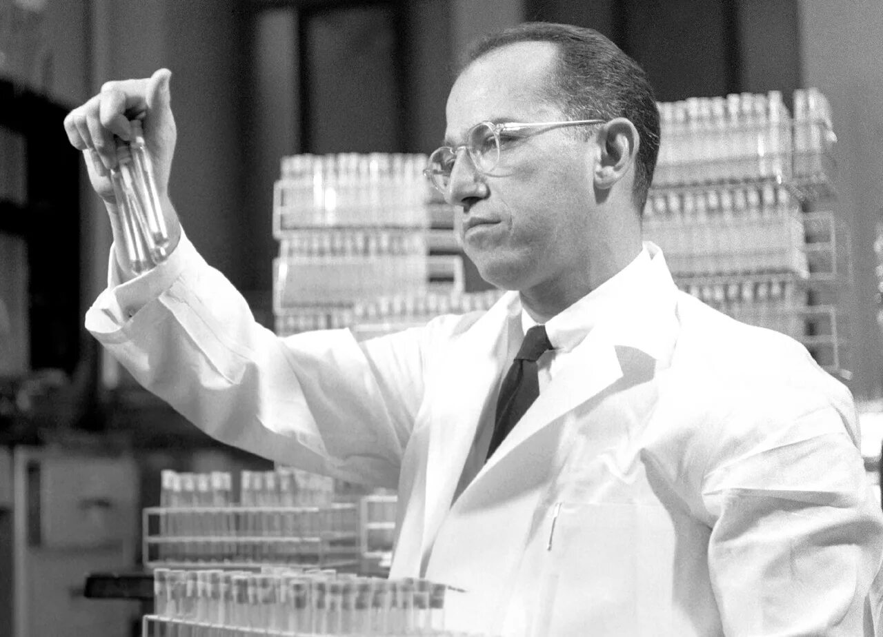 Что открыли советские ученые. Джонас солк. Джонас солк полиомиелит. Джонас солк создатель вакцины от полиомиелита.