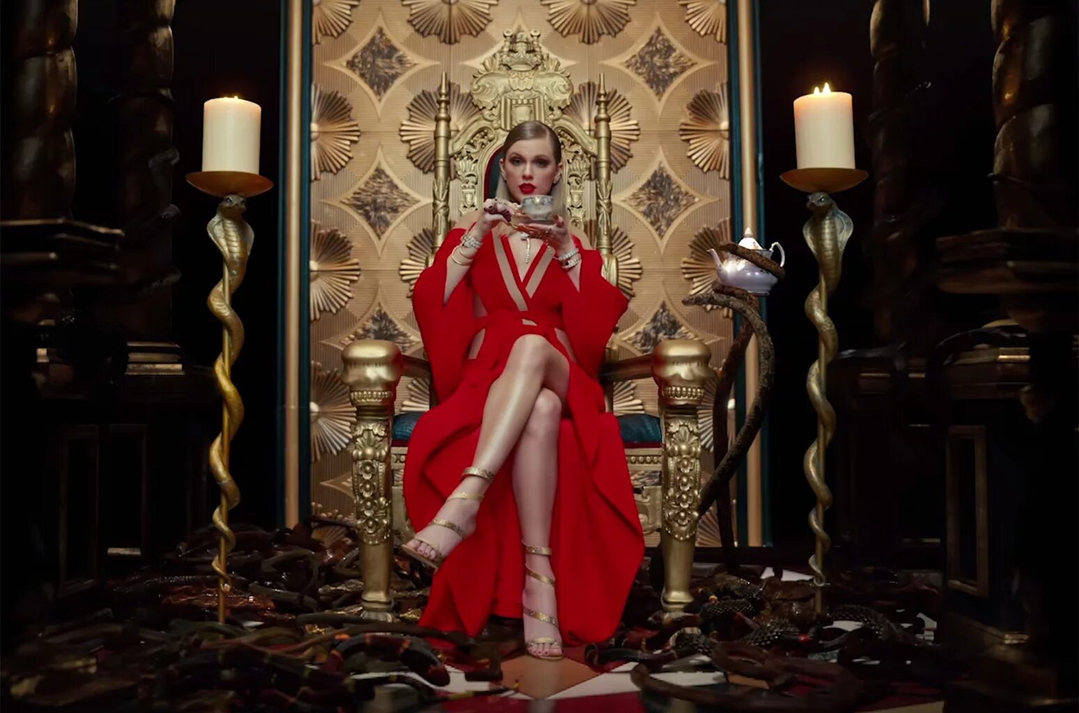 Taylor swift look what you made. Тейлор свифт на троне. тейлор свифт look what you made me do.