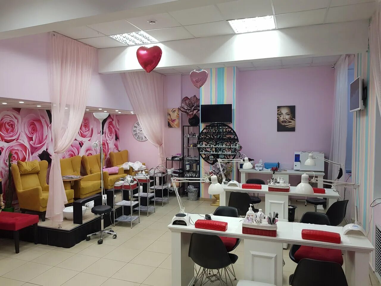 Ногтевая студия. Nail studio логотип. Нури нейлс таганка. Love nail studio. Интерьер салона маникюра.