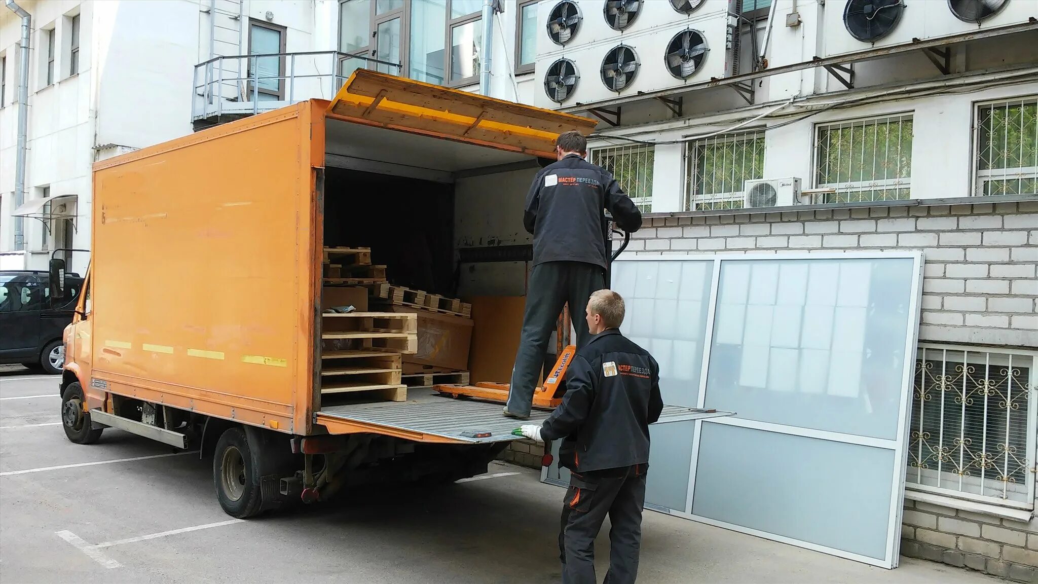 Газель с грузчиками. Газель с грузчиками. Гидроборт погрузка. Погрузка газели. Газель с гидробортом.