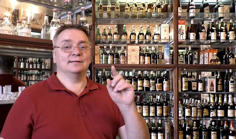 Денис руденко винный эксперт. Денис руденко сомелье. Винные критики. Руденко сомелье. Денис руденко винный фото.