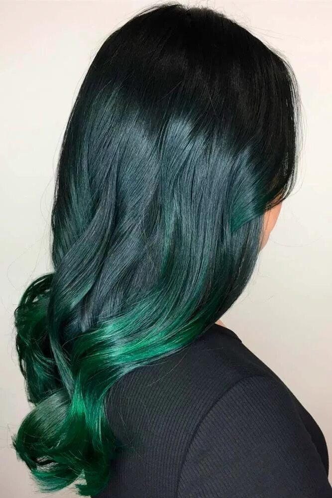 Зеленые волосы. Чернозеденое окрашивание волос. Темно зеленые волосы. Темно изумрудный цвет волос.