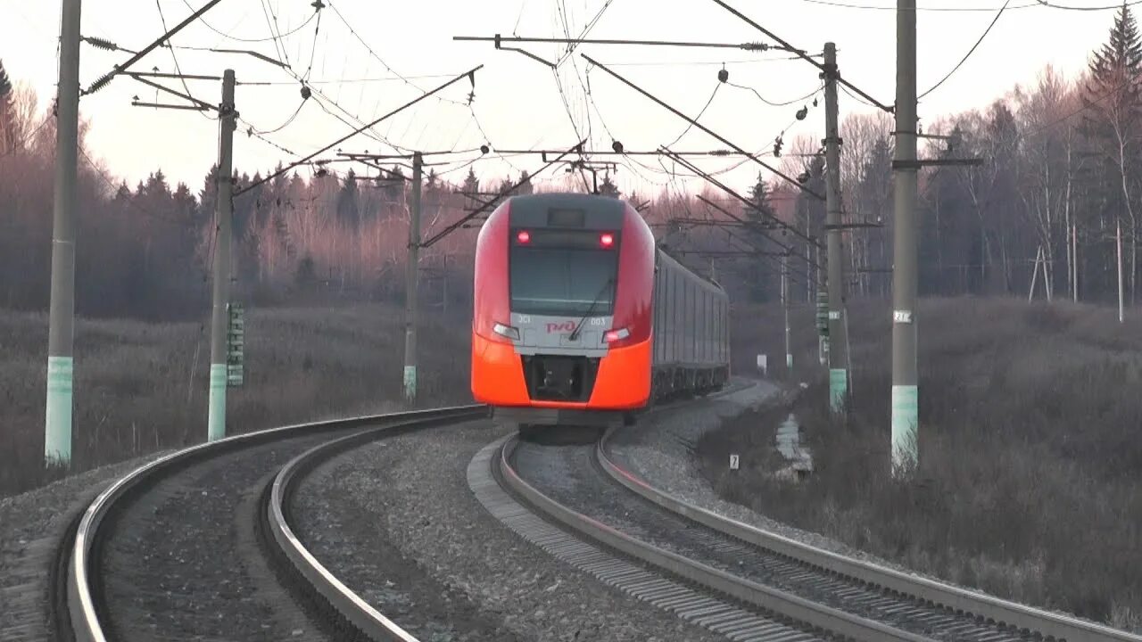 Ласточка смоленск сегодня. Ласточка Москва Смоленск. Ласточка электропоезд Смоленск Москва. Ласточка на перегоне. Поезд Ласточка Москва Смоленск.