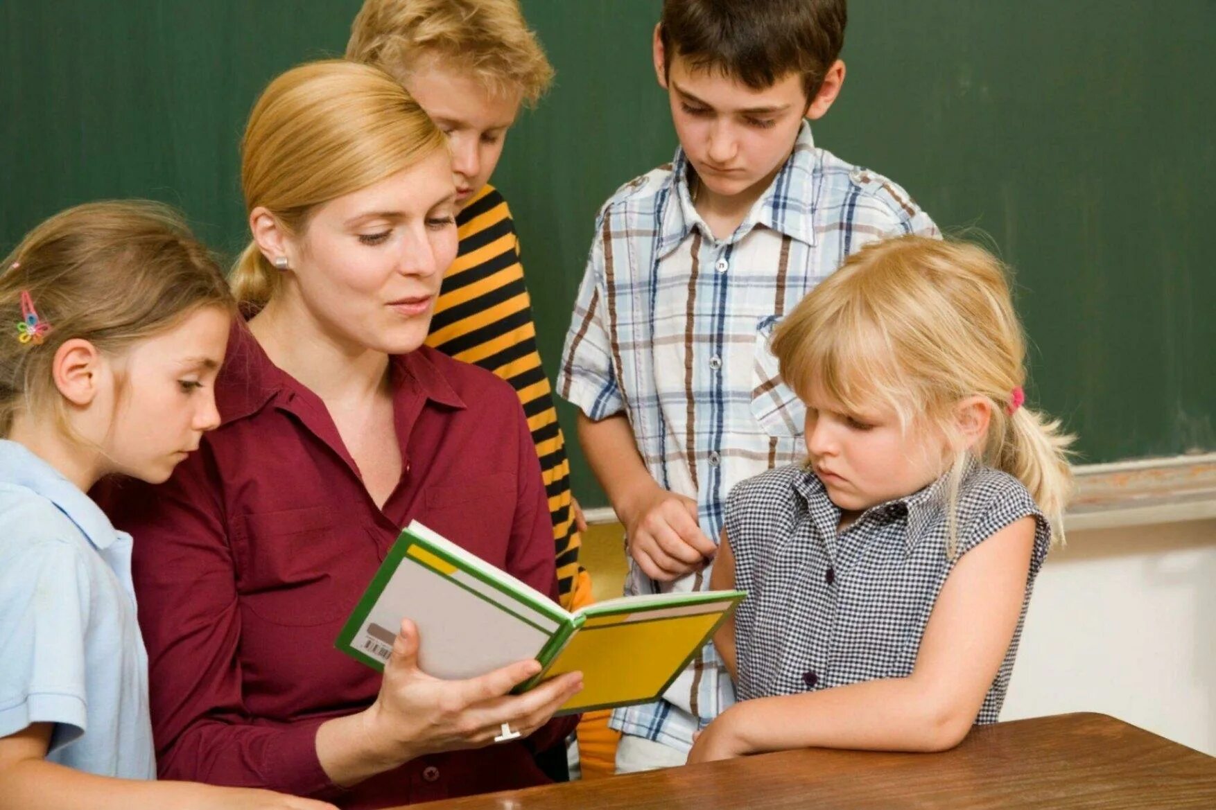 Воспитание на уроках чтения. Педагог и дети. Учитель рассказывает детям. Педагог и ученик. Учитель и ученик.