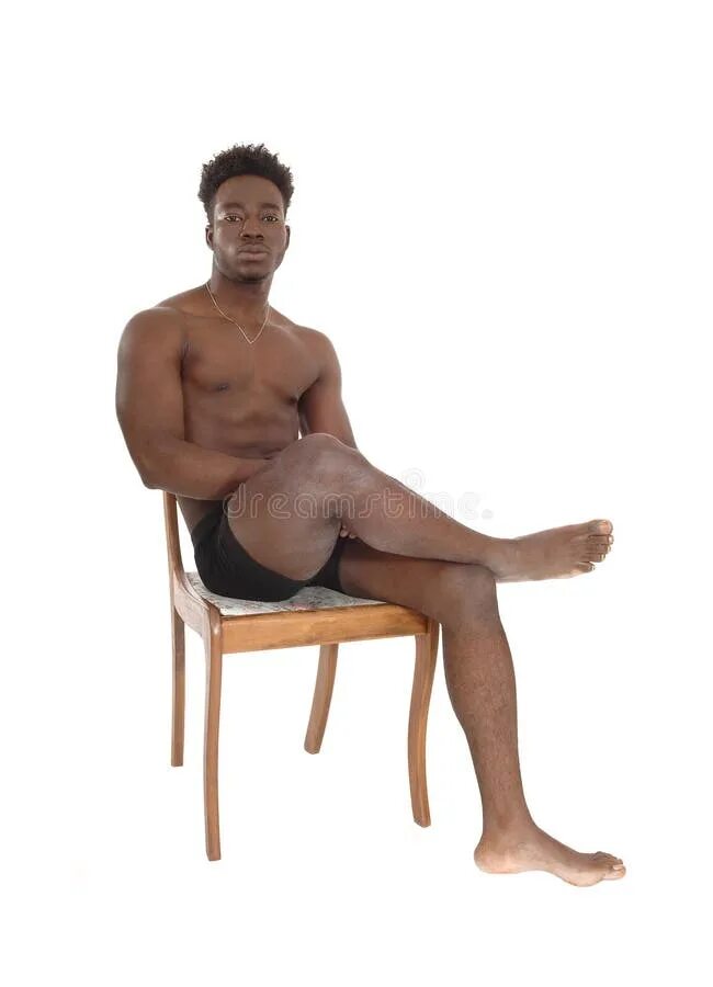 Ноги чернокожих. Негр сидит. Негр на стуле. Темнокожий сидит. Чернокожий мужчина сидит на стуле.