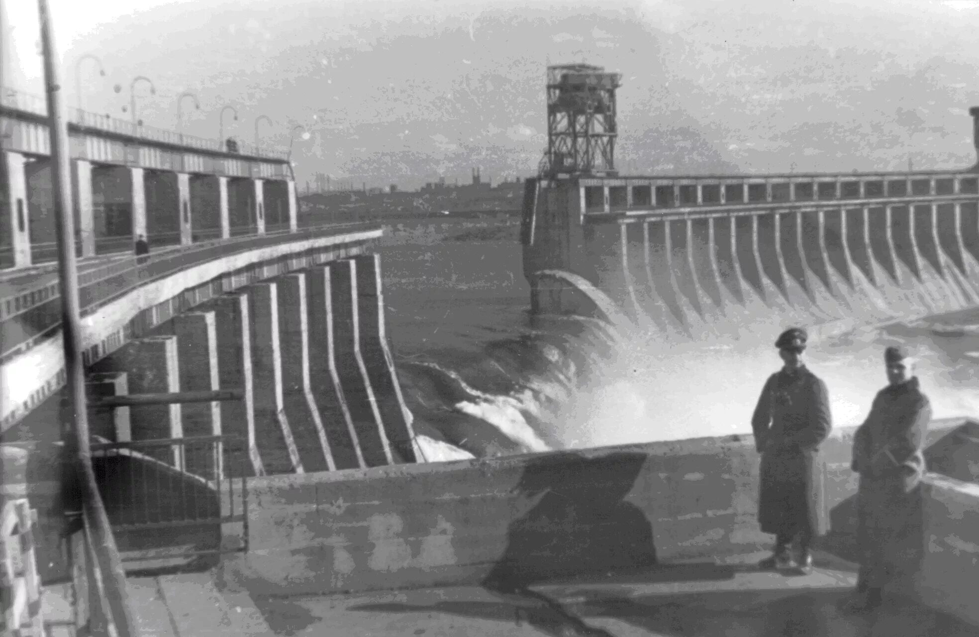 Взорванная плотина. Дамба в донбассе. Подрыв днепрогэс в 1941 году. Взорванный днепрогэс в 1941. Взорванная плотина.