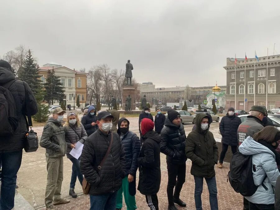 Вести саратов сегодня. Толпа Саратов. КПРФ толпа. Четвертая власть Саратов. Новости Саратова четвертая власть.