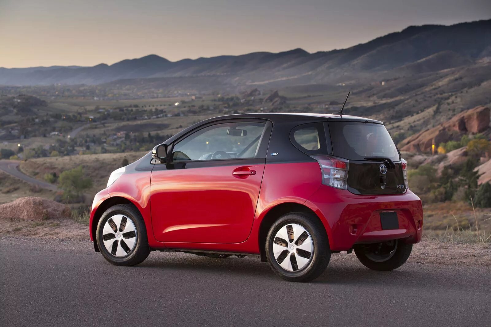 Самая маленькая тойота. Toyota iq kgj10. Toyota iq 2011. Малолитражка тойота iq. Toyota iq 2008.