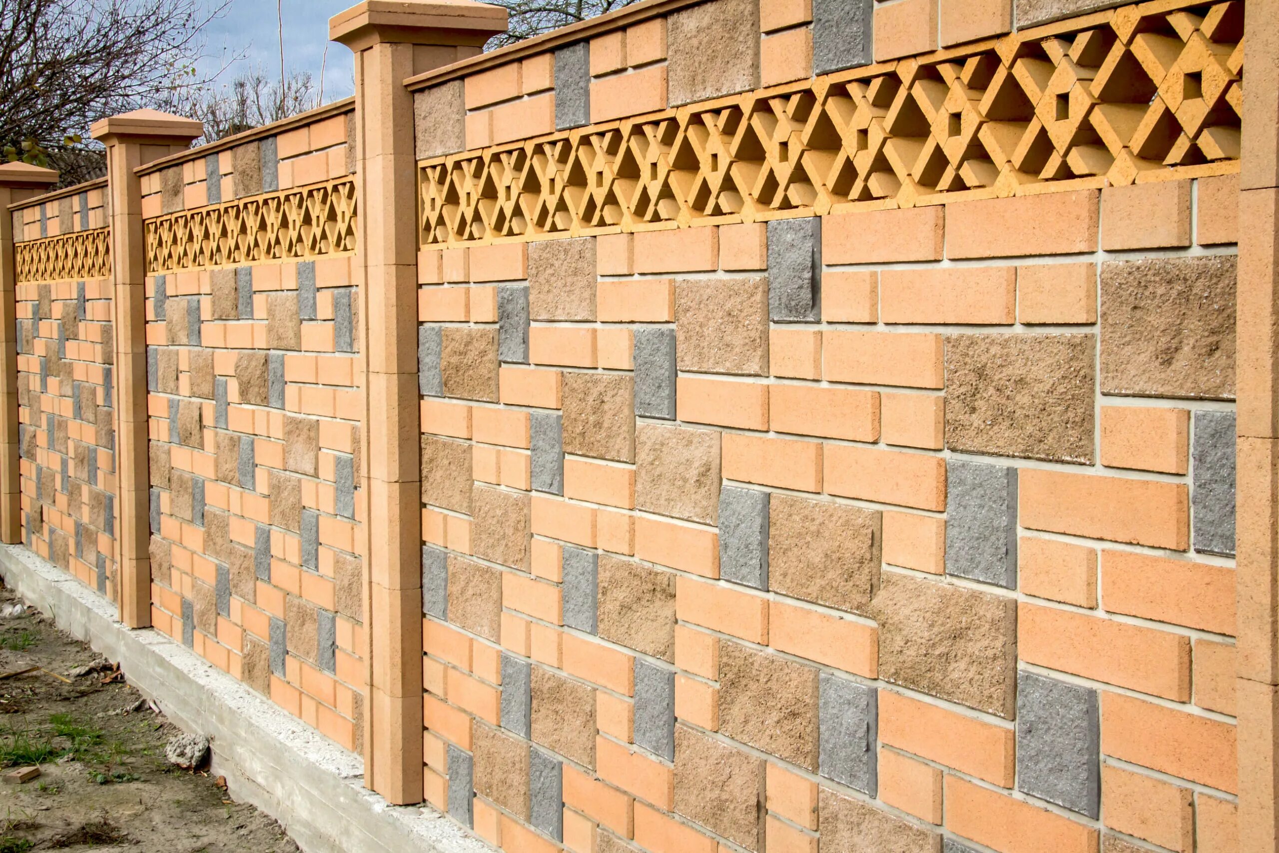 Забор француз севастополь. Стоун тэк симферополь французский камень. Французский камень симферополь. Забор из французского камня. Французский камень заборный.