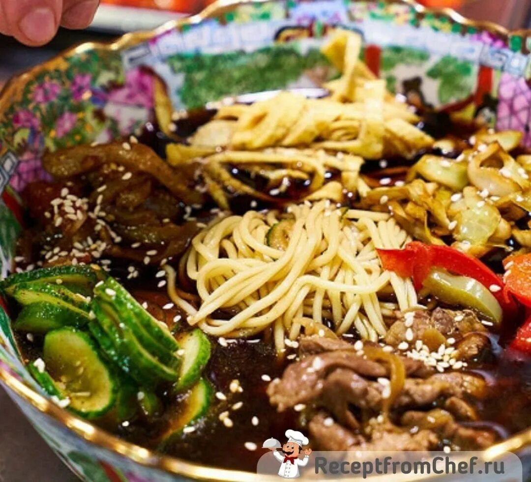 Рецепт кукси с мясом. Корейское кукси. корейский суп кукси. холодный кукси. кимчи кукси.