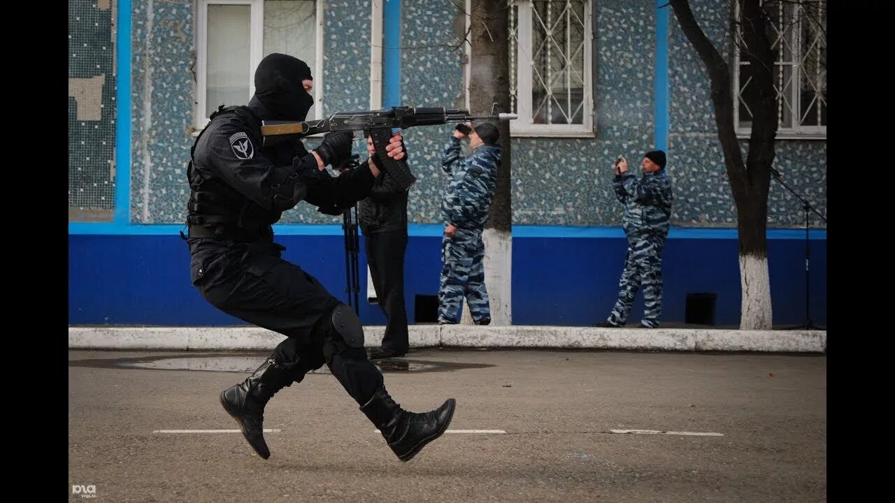 Собр штурм здания. Омон вламывается. Омон выбивает дверь. Спецназ выбивает дверь. Спецназ вламывается в дом.