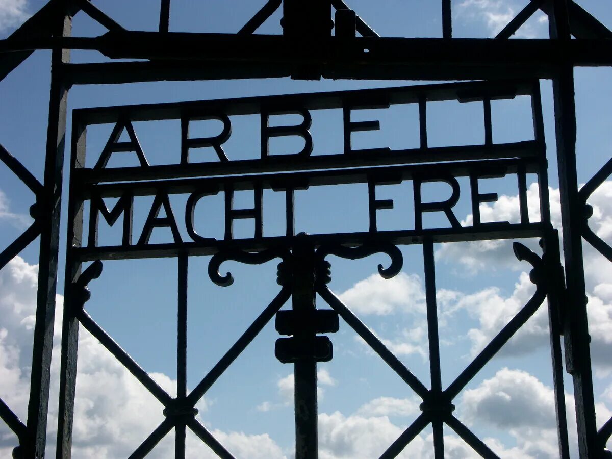 Что написано на воротах освенцима. Надпись arbeit macht frei на воротах концлагеря. ворота концлагеря аушвиц (arbeit macht frei). арбайт махт фрай освенцим. ворота в контрационные лагерь дахау.