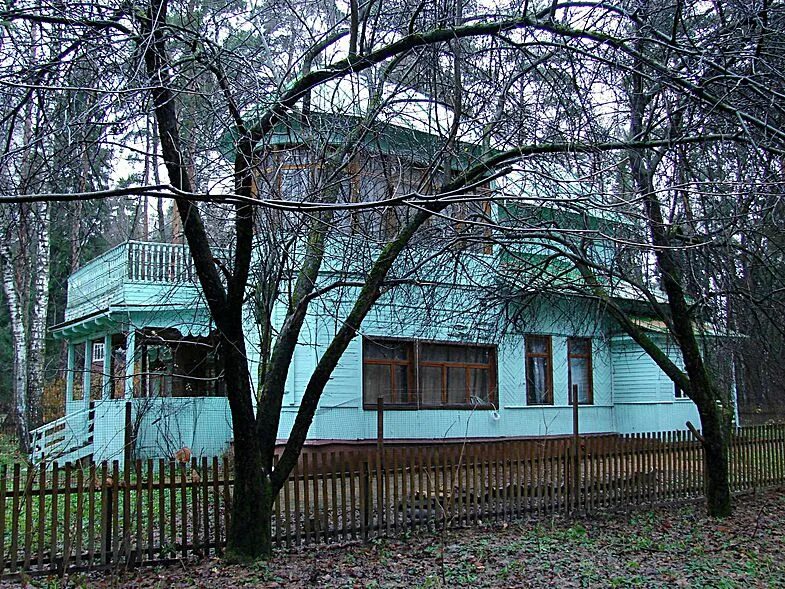 Дом-музей Вознесенского в Переделкино. Дача Пастернака в Переделкино. Переделкино писательский поселок. Вознесенский дом в Переделкино.