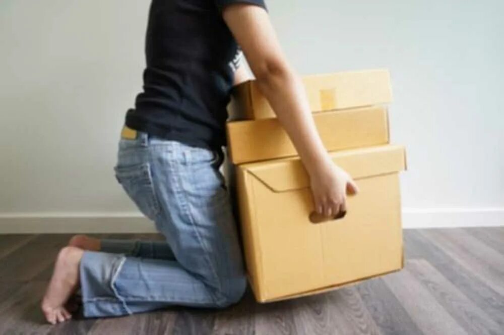 Back box 6c. Правильный подъем тяжестей. Weakness person. Man in the box. Поднимает коробку.