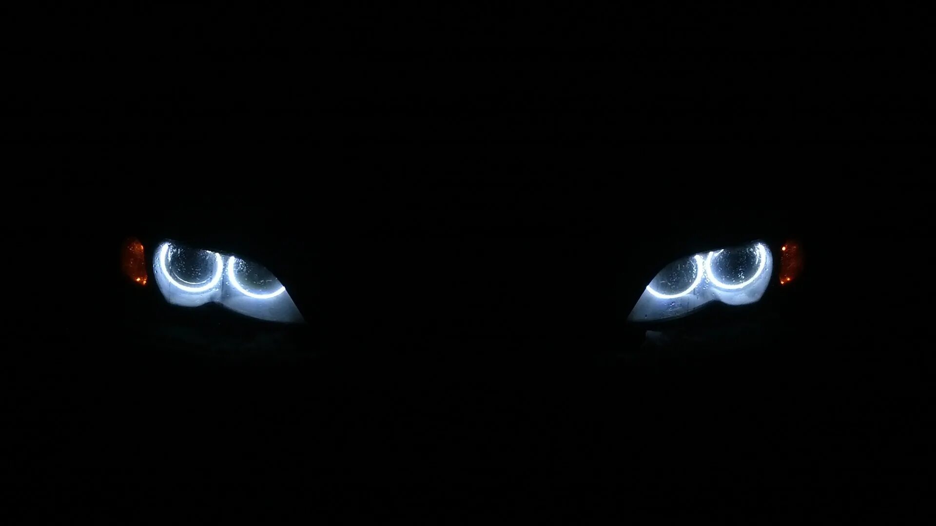 Глаза бмв. Bmw ангельские глазки. бмв м5 фары в темноте. bmw ангельские глазки у91. бмв е60 в темноте.