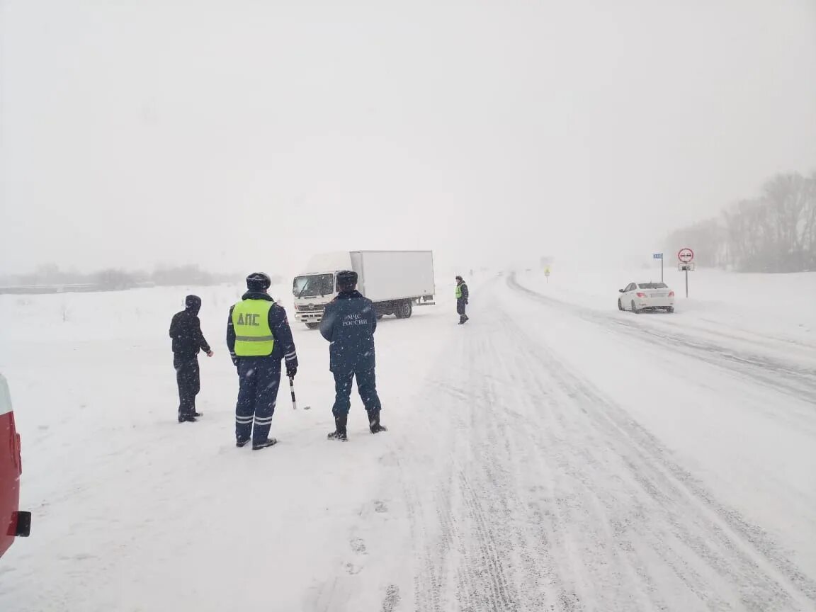 Какие дороги закрывают весной для грузовиков. Трасса м5 Оренбург Орск. Ограничение движения на трассе м5. Ограничено движение из за снега. Орск Оренбург перекрыта трасса.