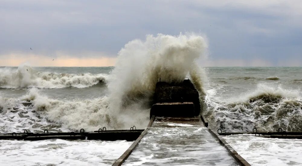 Есть ли шторм. Море шторм Сочи. Сочи шторм набережная. Сочи Адлер шторм. Шторм на черном море Сочи.