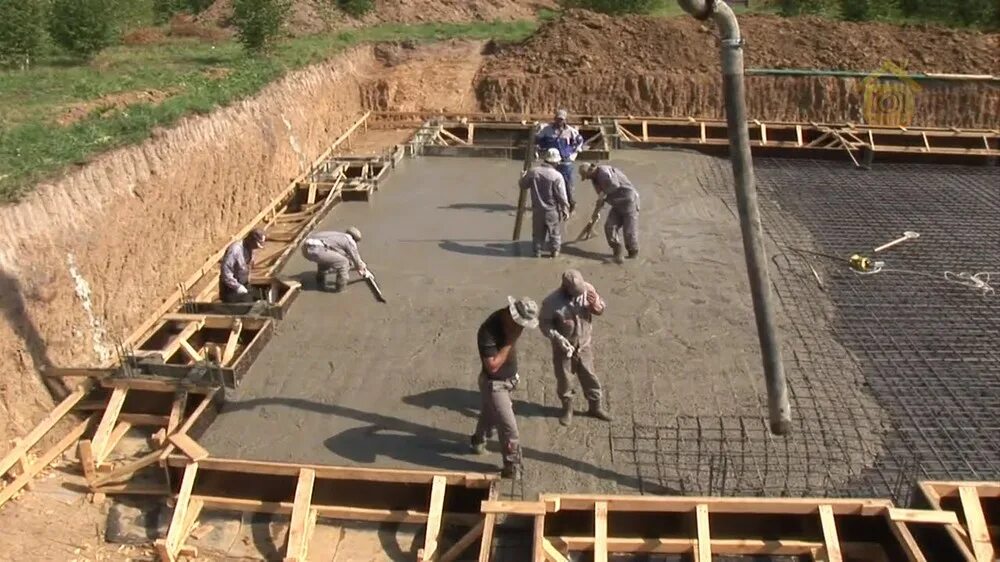 Видео заливки дома. Заливка фундамента. Видео заливки дома. Опалубка для заливки фундамента. Заливка бетона в опалубку.
