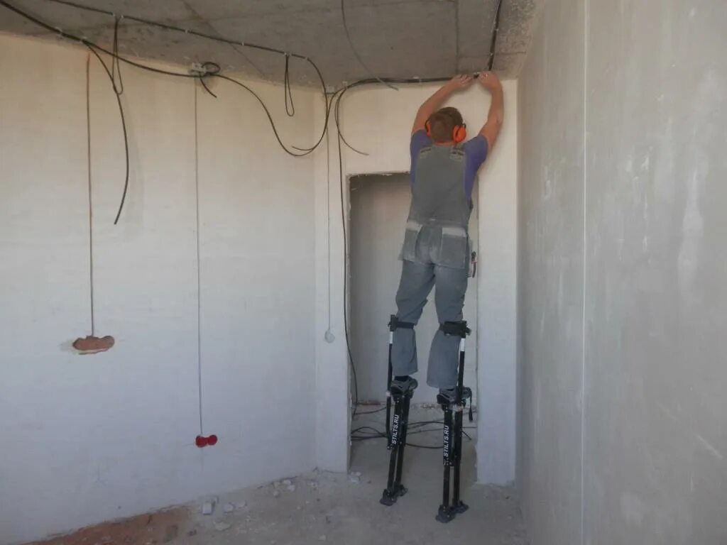 электромонтаж в квартире. монтаж проводов. электрика в доме. электромонтаж в квартире. электромонтаж в жилых помещениях.