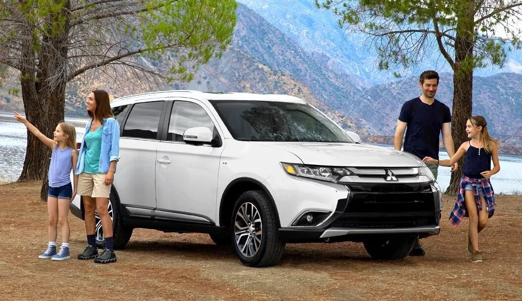 Mitsubishi Outlander Family 2021. Мицубиси Аутлендер 2018. Митсубиси Аутлендер 3 поколения. Митсубиси Аутлендер для семьи. Нужен ли кроссовер