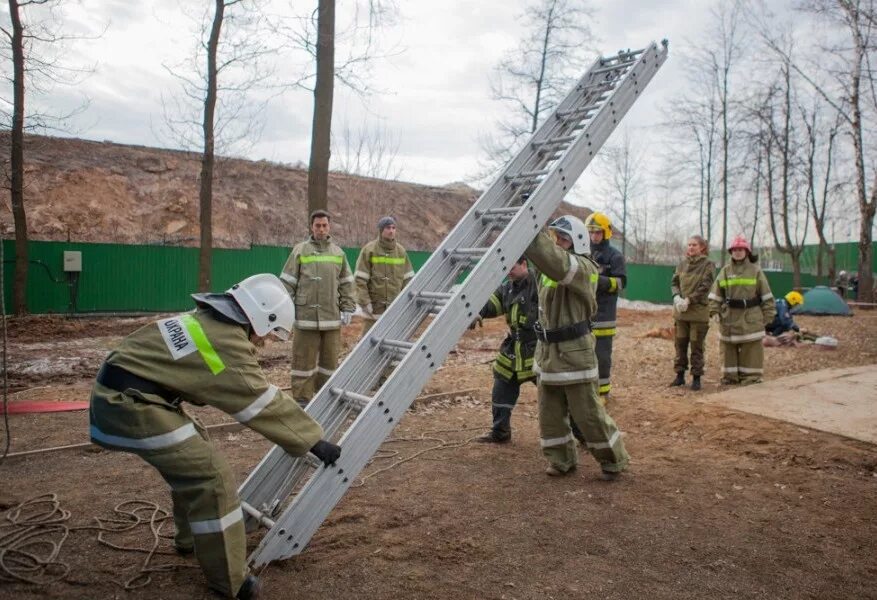 Аварийно спасательная лестница. Лестница трехколенная л-3к. Пожарные лестницы трехколенка штурмовка. Выдвижная трехколенная лестница (л-60). Лестница пожарная трехколенная выдвижная.